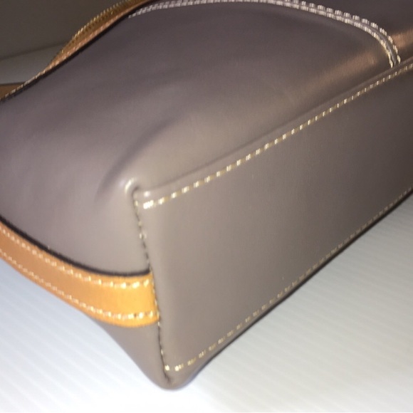 Dooney & Bourke NWT Wexford Pouchette Crossbody in Taupe - Picture 8 of 12